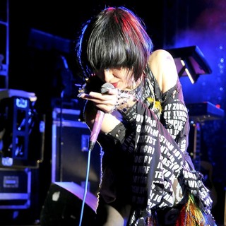 Karen O, Yeah Yeah Yeahs in Yeah Yeah Yeahs Performing Live