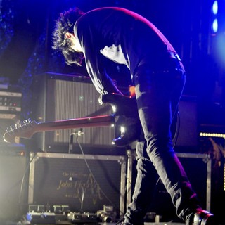Nick Zinner, Yeah Yeah Yeahs in Yeah Yeah Yeahs Performing Live