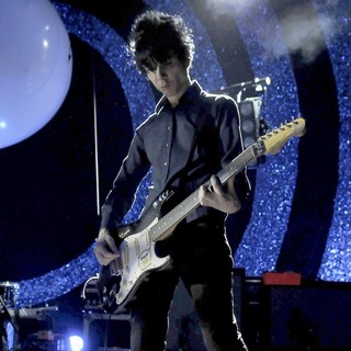 Nick Zinner, Yeah Yeah Yeahs in Yeah Yeah Yeahs Performing Live