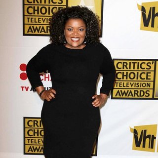 Yvette Nicole Brown in The 2011 Critics Choice Television Awards Luncheon - Red Carpet - yvette-nicole-brown-2011-critics-choice-television-awards-02