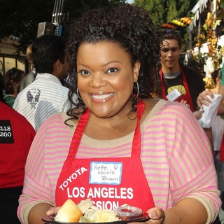 Yvette Nicole Brown in The Los Angeles Mission's Thanksgiving for Skid Row Homeless