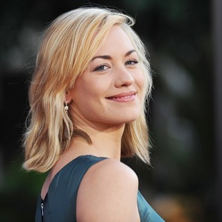 Yvonne Strahovski in Cowboys and Aliens Premiere - Arrivals