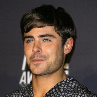 Zac Efron in 2013 MTV Movie Awards - Press Room