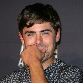Zac Efron in 2013 MTV Movie Awards - Press Room