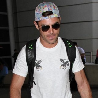 Zac Efron-Zac Efron Arrives at Los Angeles International Airport