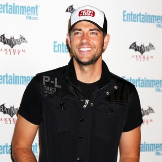 Zachary Levi in Comic Con 2011 Day 3 - Entertainment Weekly Party - Arrivals