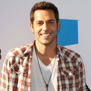 Zachary Levi in 2011 Do Something Awards - Arrivals