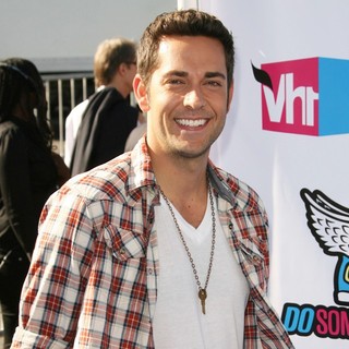 Zachary Levi in 2011 Do Something Awards - Arrivals