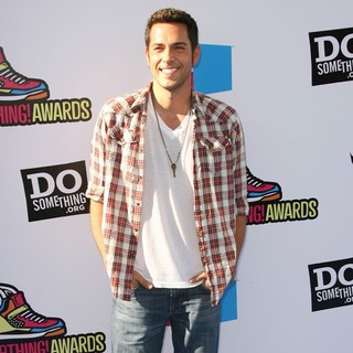 Zachary Levi in 2011 Do Something Awards - Arrivals