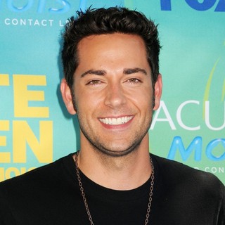 Zachary Levi in 2011 Teen Choice Awards