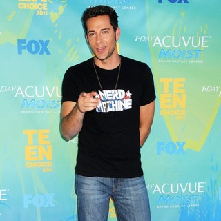 Zachary Levi in 2011 Teen Choice Awards
