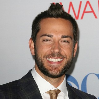 Zachary Levi in 2012 People's Choice Awards - Arrivals