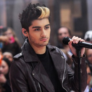 Zayn Malik, One Direction in One Direction Performing Live on The Today Show