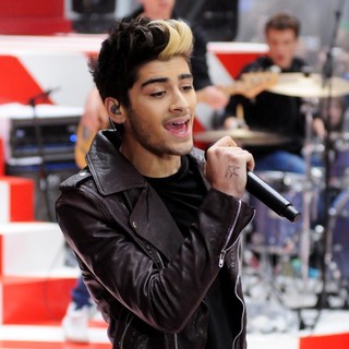 Zayn Malik, One Direction in One Direction Performing Live on The Today Show