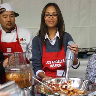 Zoe Saldana in 75th Anniversary of The Los Angeles Mission Serving Thanksgiving Dinner to The Homeless
