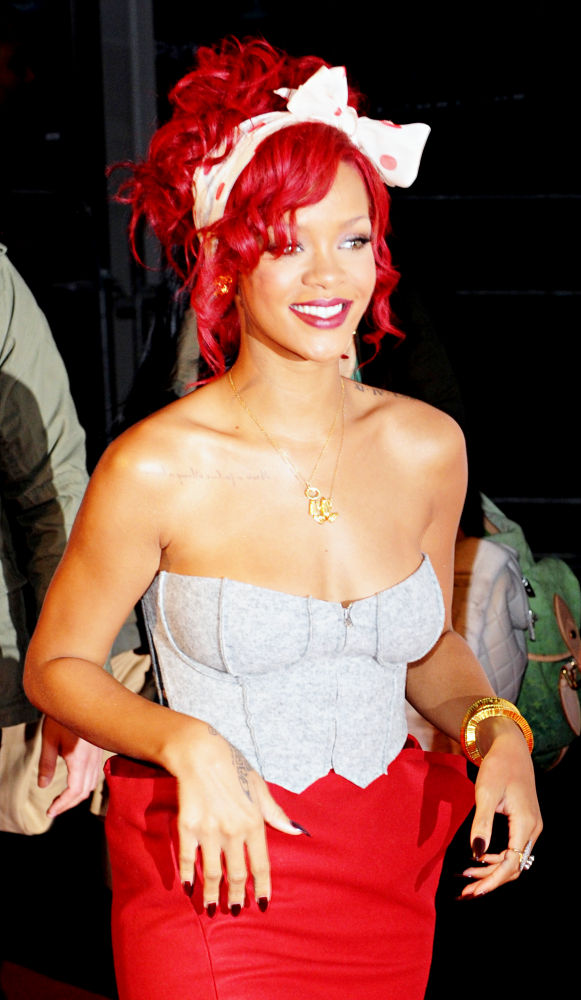 http://www.aceshowbiz.com/images/wennpic/rihanna_christmas_lights_001_wenn5565828.jpg