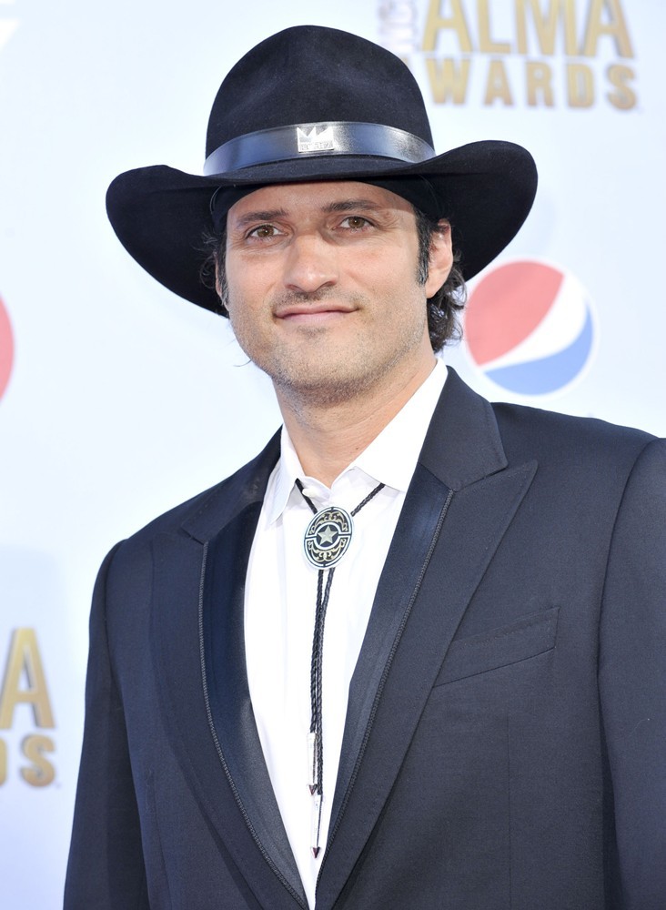 Item Portrait Artistic | Robert Rodriguez - Images Colection