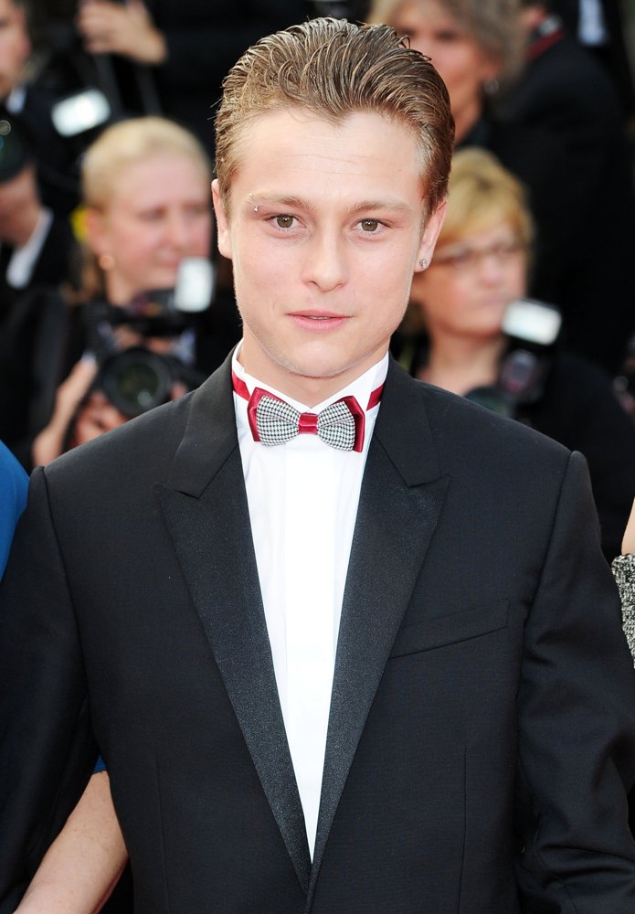 Tips: Rod Paradot, 2018s alternative hair style of the cool attractive actor