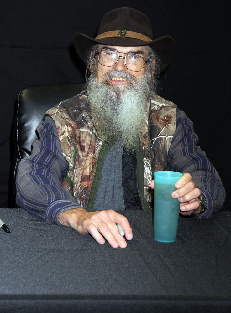 Si Robertson Picture 98 Si Robertson Signs Copies of Book SiCology 1