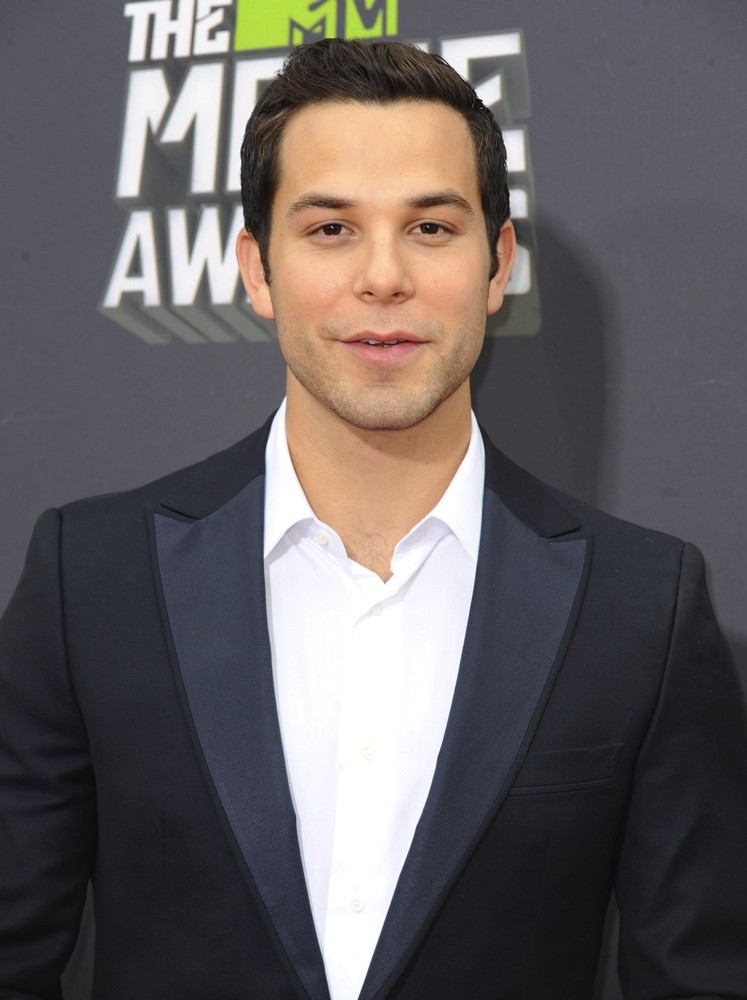 Skylar Astin Net Worth