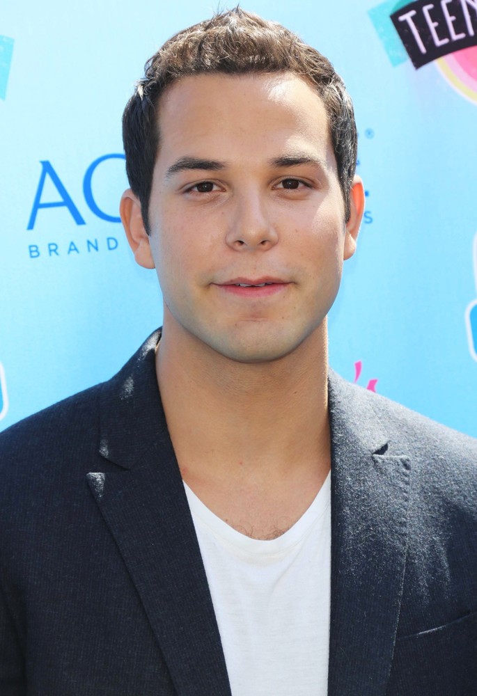 Skylar Astin Net Worth