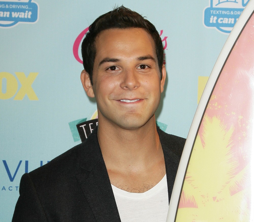 Skylar Astin Net Worth