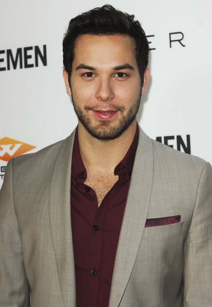 Skylar Astin Picture 30 Los Angeles Premiere of Cavemen
