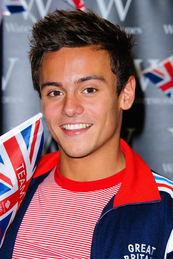 Tom Daley Picture 13 - Tom Daley Signs Copies of His Autobiography ...