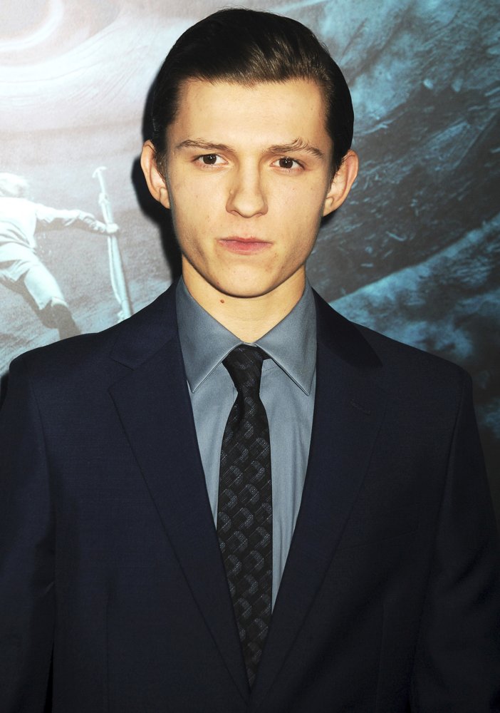 tom-holland-uk-premiere-in-the-heart-of-the-sea-03.jpg
