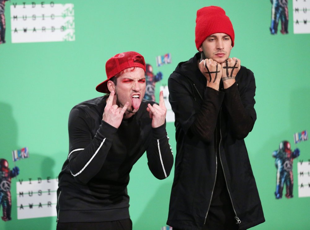 twenty-one-pilots-2015-mtv-vmas-press-ro
