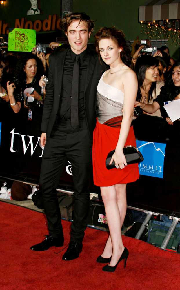 Kristen Stewart and Robert Pattinson are still lovey dovey on the set of 