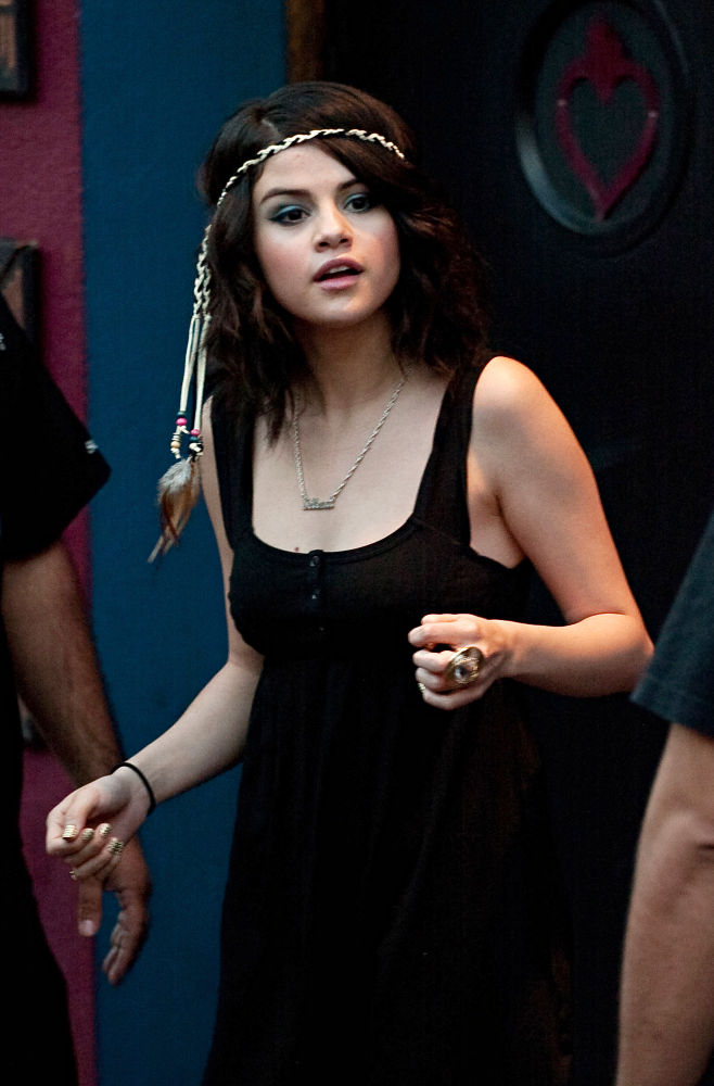selena gomez face close up. Selena Gomez to Record Reggae