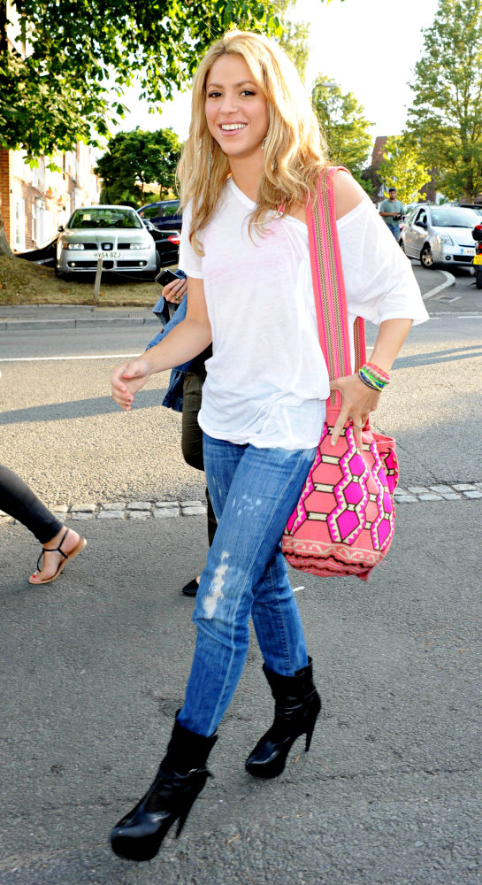 Shakira's Sex Appeal Bottled in New Perfume Shakira's Sex Appeal Bottled in New Perfume