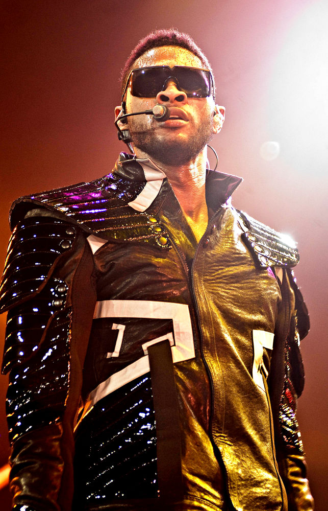 RB superstar Usher suffered a kick in the face during his concert in New 