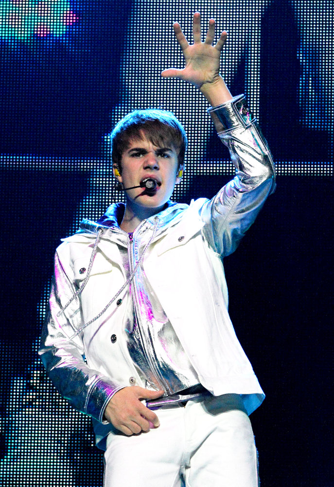 justin bieber my world tour 2011 outfit. Justin Bieber Completed His