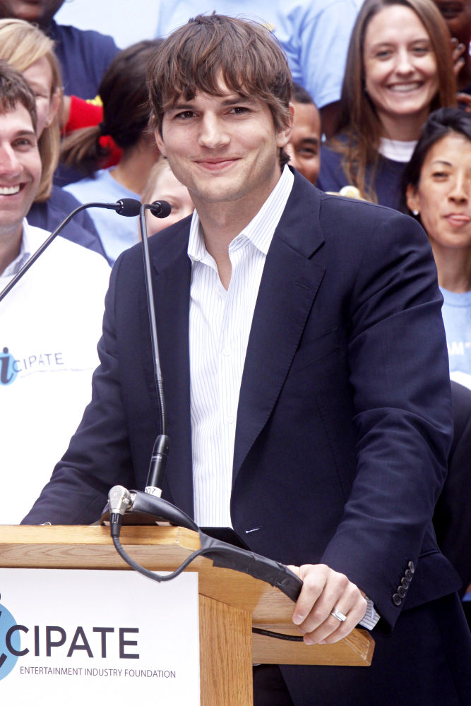 s day ashton kutcher trailer ashton kutcher spent his s day in a bar last year s day ashton kutcher trailer ashton kutcher spent his s day in a bar last year