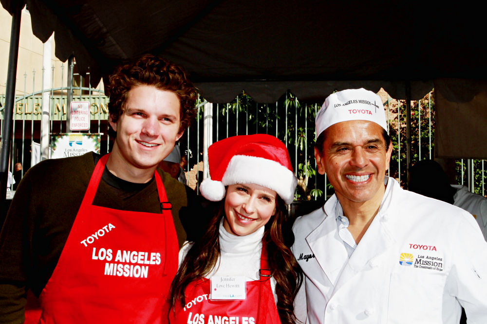 Celebrities Volunteer on Christmas Eve to Serve The Homeless