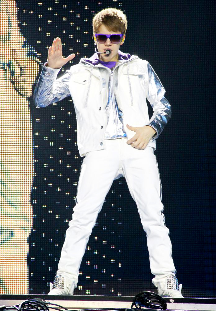 justin bieber singing friday. Justin Bieber