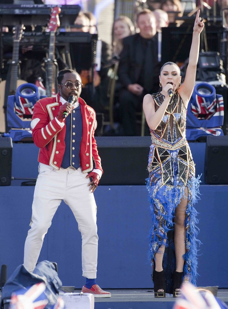 The Queens Diamond Jubilee Concert - Robbie Williams