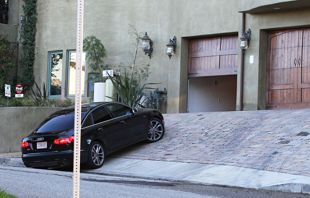 zac efron and vanessa hudgens 2011. Zac Efron Leaving Vanessa