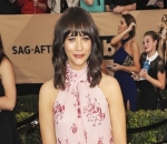 Rashida Jones Recalls Her Struggle With Motherhood After Mom's Death 