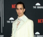Robert Sheehan Has Experimented With Other Men to See If He's Gay or Bisexual