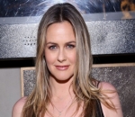 Alicia Silverstone Flips Off Body-Shamers: 'I Think I Look Good' 