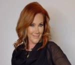 Elisa Donovan Laments Lack of Help to Navigate Fame During Early Career