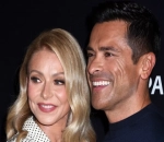 Kelly Ripa and Mark Consuelos Praised for Looking Like 'Newlyweds' After Recreating Wedding Photo