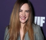 Joey King's Fast Reflexes Saves Her From Wardrobe Mishap at Gala