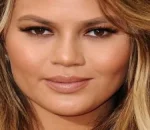 Chrissy Teigen Celebrates 52 Days of Sobriety After Relapse