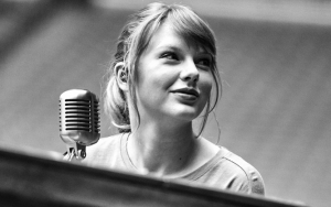 Taylor Swift Holds Private Concert and Pizza Party for Arizona Foster Families
