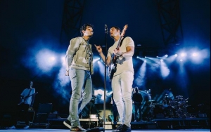 Joe and Nick Jonas Cause Fan Frenzy With Joint Performance
