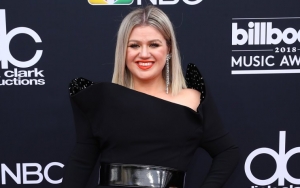 Kelly Clarkson Delivers Emotional Speech at Billboard Music Awards